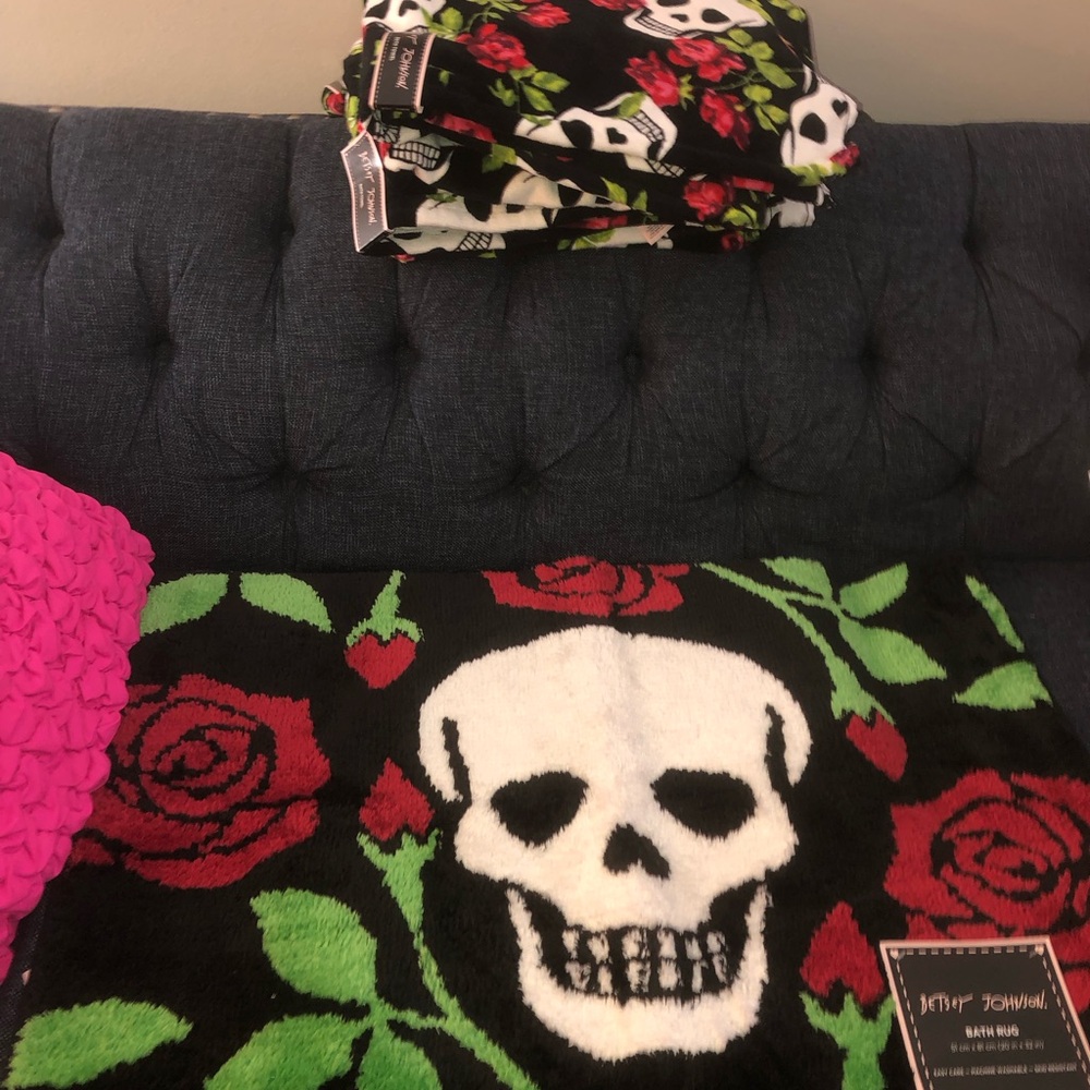 🌹Betsey Johnson  Skull & Red Rose Bathroom set 🌹 5 pieces